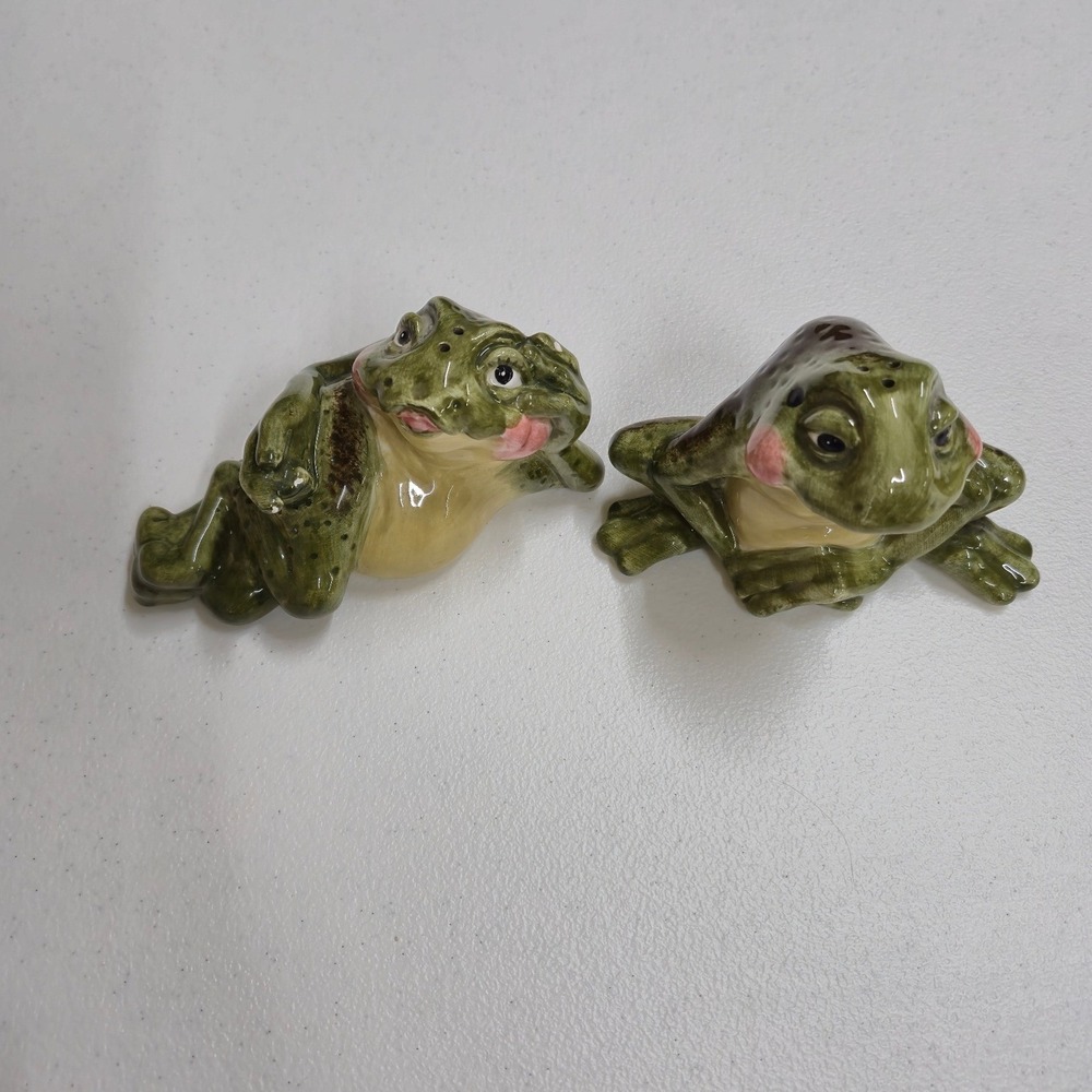 Big Sky Carvers Frog Salt and Pepper Shaker Set Green Ceramic Whimsical Kitchen